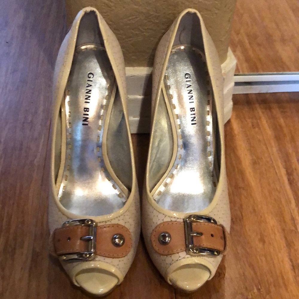 Gianni Bini white heels with tan buckle